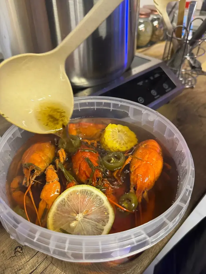 Особая варка раков с кукурузой, халапеньо и лимоном